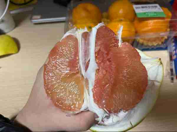剥柚子完整不碎肉技巧方法/如何完整剥柚子果肉